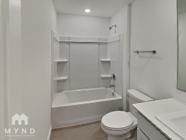 Building Photo - 213 Poplar Pl
