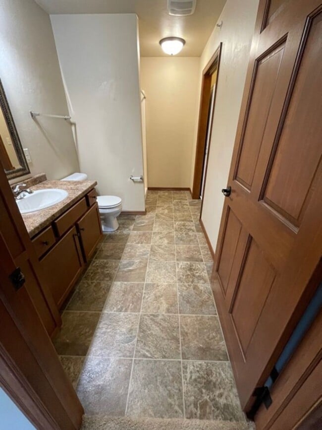 Building Photo - 2 Bedroom, 2 Bathroom Upper Available