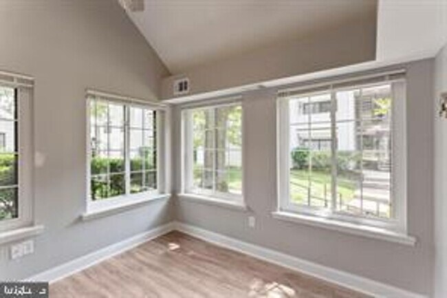 Building Photo - 1611-A Carriage House Terrace