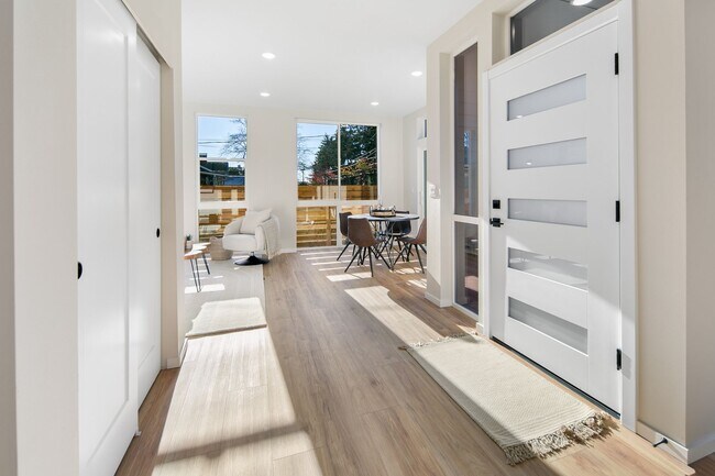 Building Photo - Modern Townhome in Licton Springs – Rooftop Deck & Stylish Living!