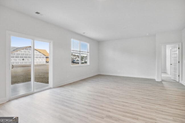 Building Photo - 323 Fox Tail Dr