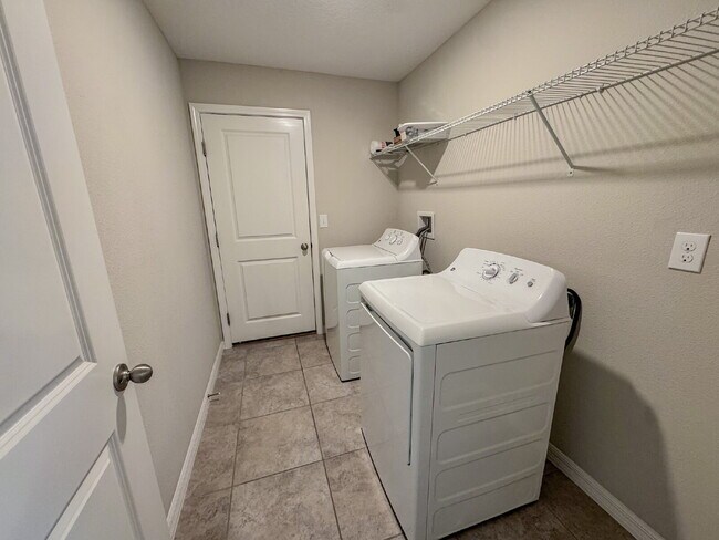 Building Photo - "Charming 3-Bedroom Home with Elegant Granite Touches in Wimauma!" Community pool! Fitness center...