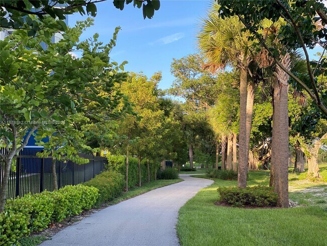 Building Photo - 4200 Hillcrest Dr