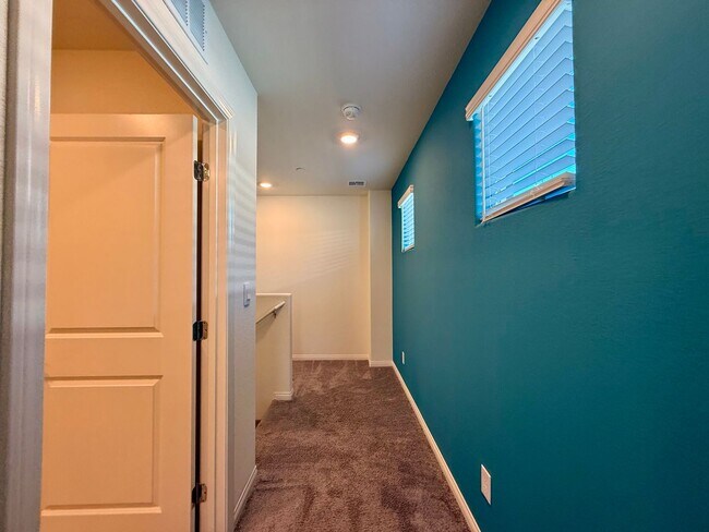 Building Photo - NEVER LIVED IN 4 BED 2.5 BATH 2 CAR GARAGE SINGLE FAMILY HOME FOR RENT!