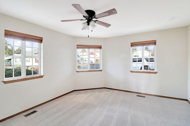 Building Photo - 2 Bed 2 Bath w/Large Office - Penn Cove Vi...