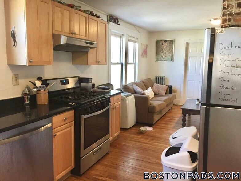 Building Photo - 185 Hillside St