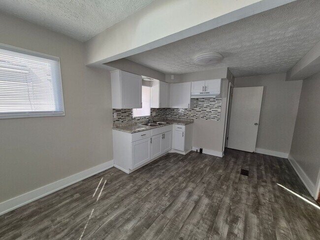 Building Photo - Gorgeous large 3-bedroom house