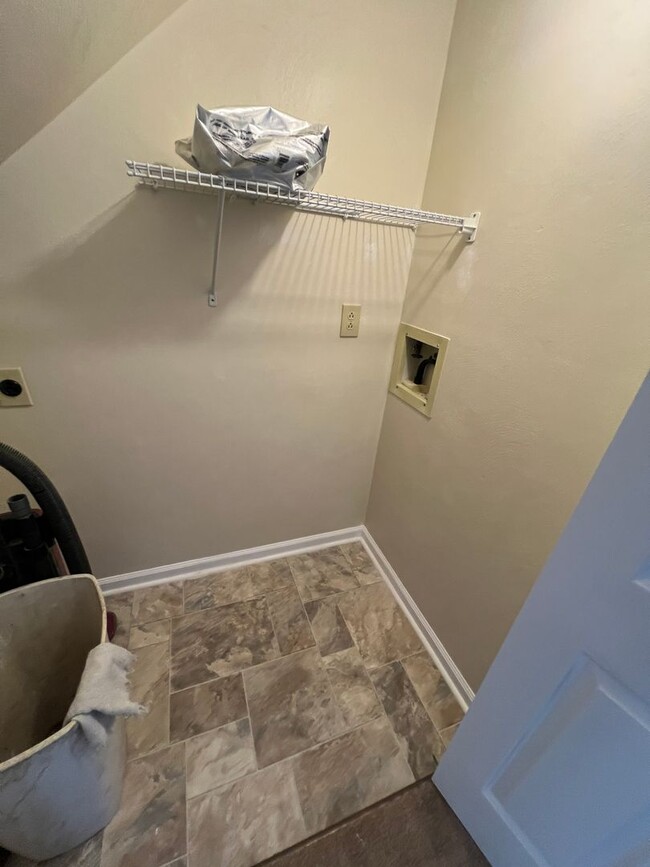 Building Photo - Large spacious Townhouse just blocks from ...