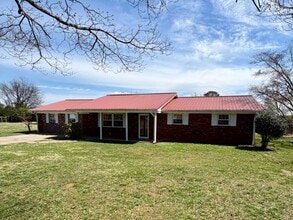 Building Photo - Seymour 37865 - One-level brick home with 3 bedrooms, 2 baths & bonus room - Call Linda Meese (86...
