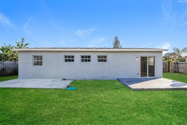 Building Photo - 1231 NE 214th St