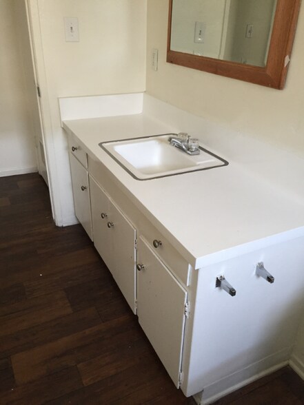 Primary Photo - 1935 W Linden St