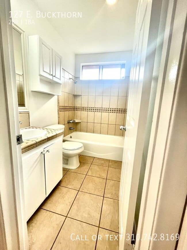 Building Photo - 127 E. Buckthorn-