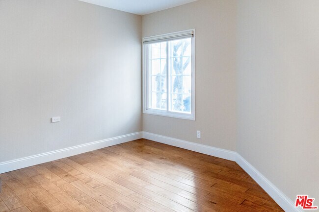 Building Photo - 6638 Clybourn Ave