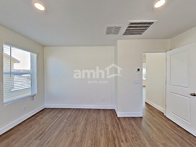 Building Photo - 5944 W Columbine Dr