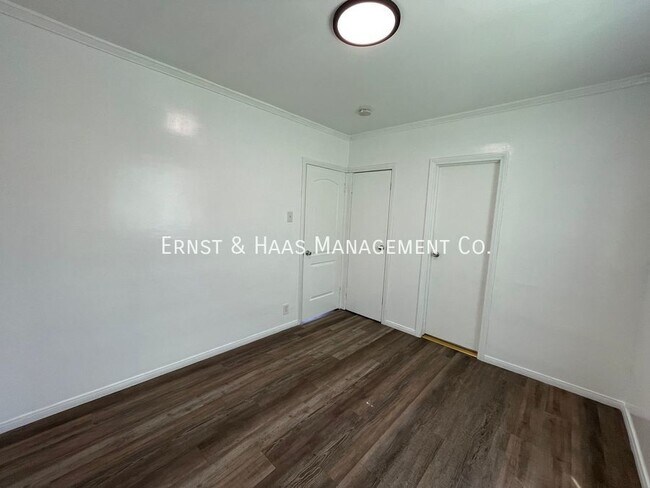 Building Photo - Charming 2 Bedroom Duplex Unit with Parking!