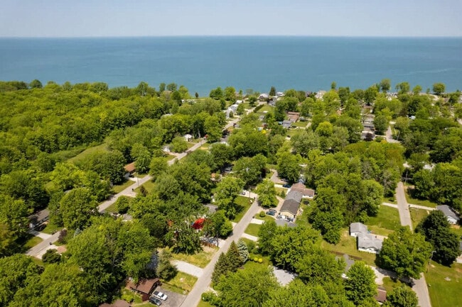 Building Photo - 7525 Lake Rd E