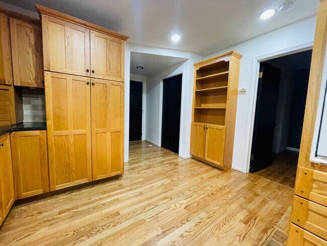 Building Photo - 2010 W 95th St