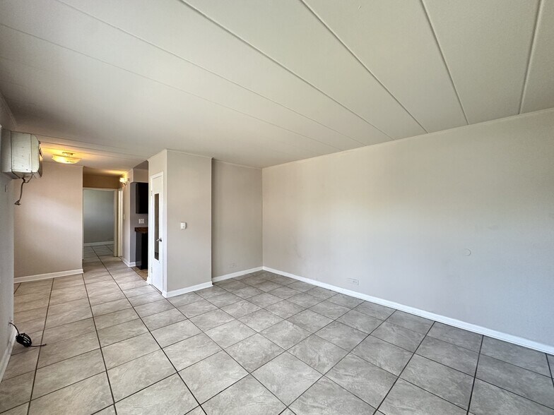 Building Photo - 9610 Ivanhoe Ave