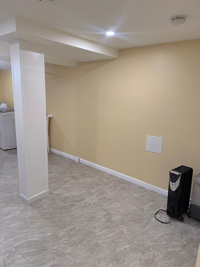 Building Photo - 21 Bellport Pl