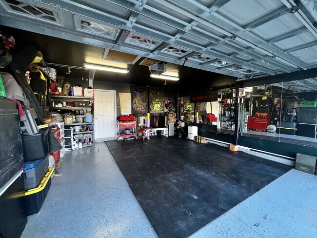 Building Photo - 211 Hidden Oaks Dr