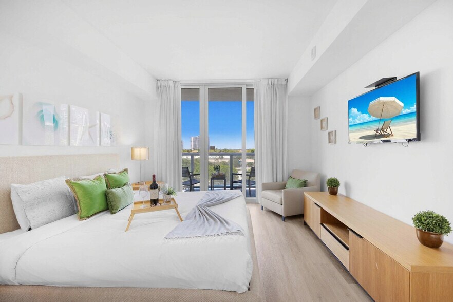 Building Photo - 2602 E Hallandale Beach Blvd