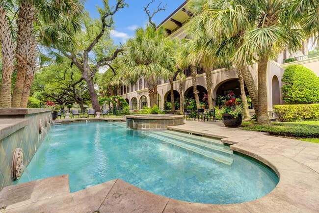 Building Photo - Designer condo with a private rooftop terrace