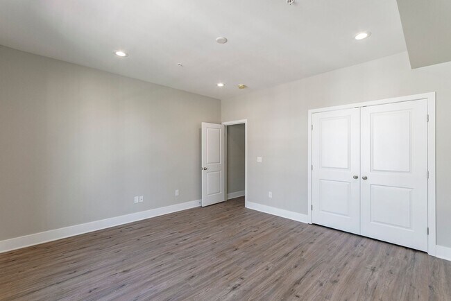 Building Photo - Three Bedroom Point Breeze Townhome w Roof Deck!