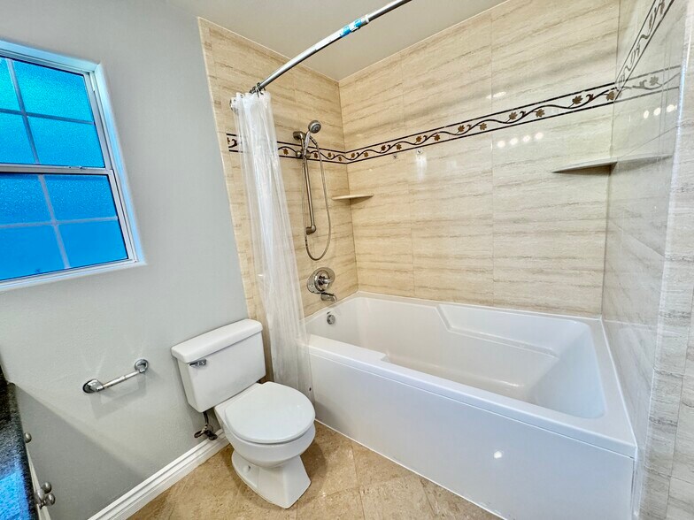 Master bathroom tub - 27 Hampton Ct