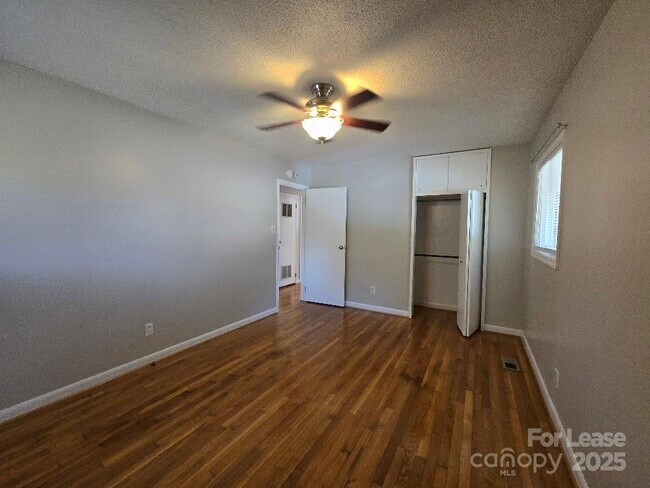 Building Photo - 910 Holly Dr