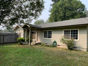 Building Photo - 3 Bedroom, PET FRIENDLY House in Fieldbrook