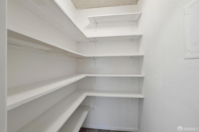 Building Photo - 101 Piccadilly Pl