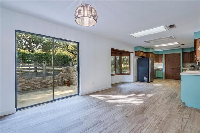 Building Photo - 904 Willow Creek Cir