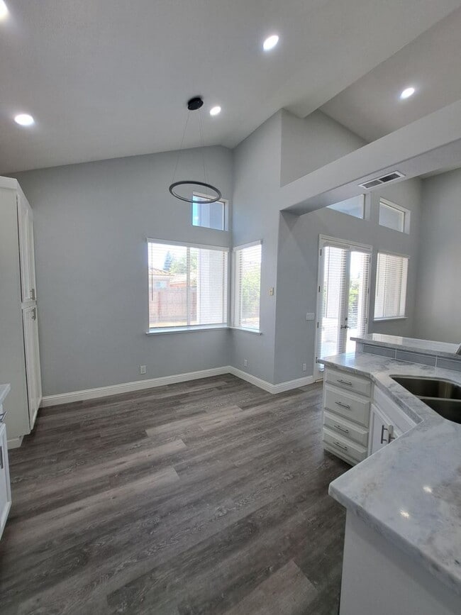 Building Photo - Beautiful 3 Bedroom Home for Rent in well ...