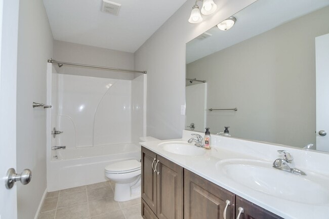 Building Photo - 4 Bedroom 2.5 Bath Canterbury Farms