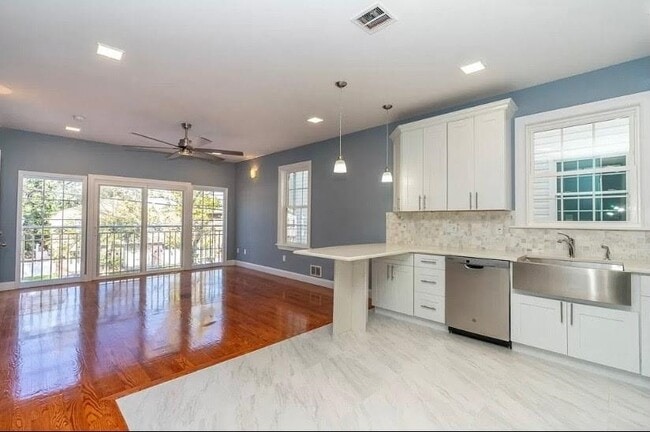 Building Photo - 210.5 Terrace Ave