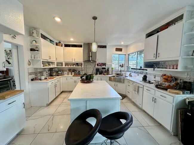 Building Photo - 5701 W Country Ave