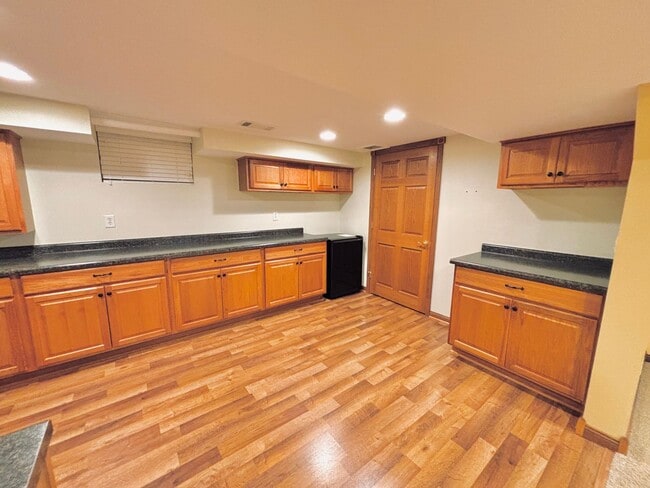 Building Photo - Sprawling 3bedroom 2bath Home in Roseville...