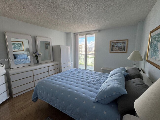 Building Photo - 100 Bayview Dr