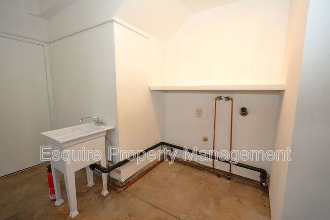 Building Photo - 93 Azusa Ave