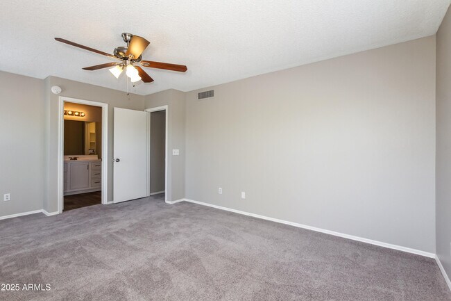 Building Photo - 927 E Escuda Dr