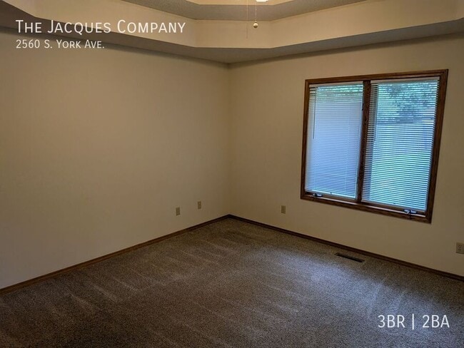 Building Photo - 2560 S York Ave