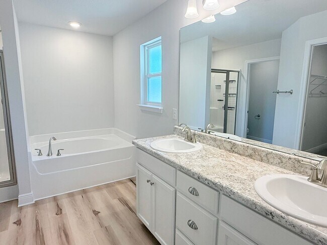 Building Photo - Modern 3 Bed/2 Bath - Prime Location