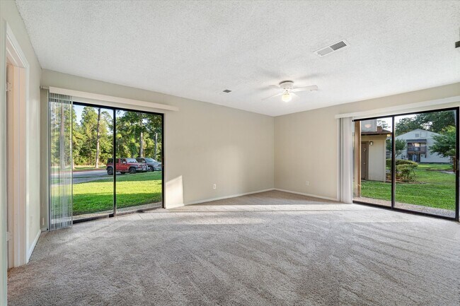 Building Photo - 15919 Golf Club Dr