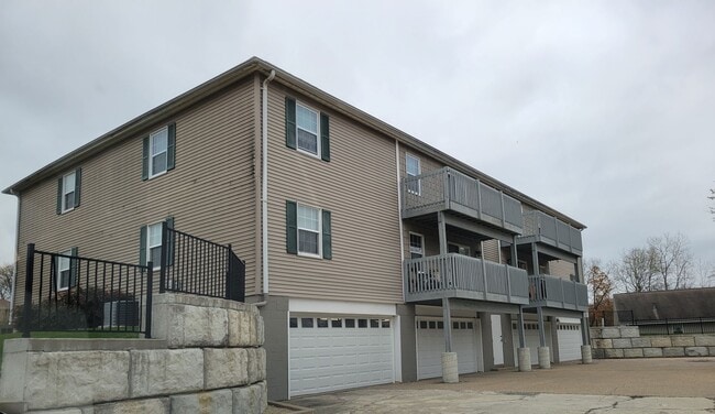 Building Photo - Granada Court Apartments