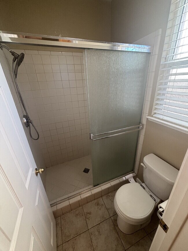 Building Photo - Available Now: 3 bed 2 bath home in Roseville