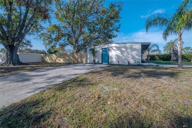 Building Photo - 4002 W Fairview Heights