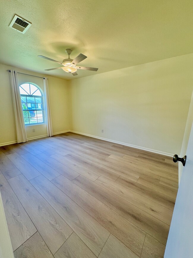 Building Photo - 5935 Meadow Way