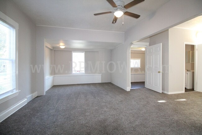 Building Photo - CHARMING!! 3 bedroom, 1.5 Bath Home in Des Moines