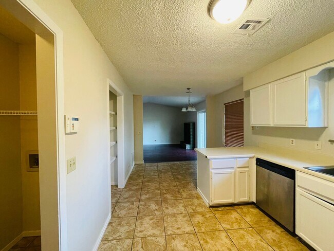 Building Photo - Recently remodeled home