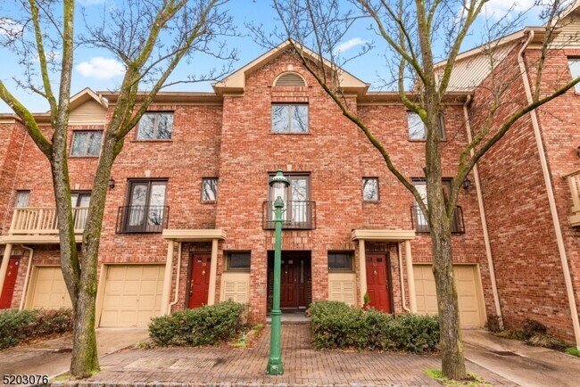Building Photo - 55 Mews Ln